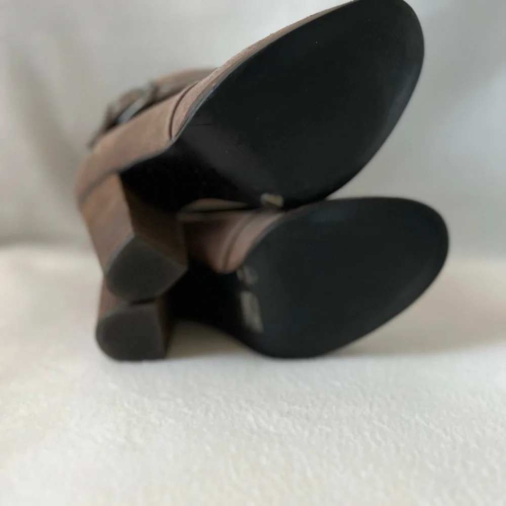 BCBG Size 7M Taupe Leather/Suede Booties